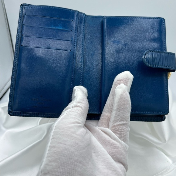 LOUIS VUITTON Myrtille Toledo Blue Epi
Leather Wallet *Discontinued* - Picture 5 of 6